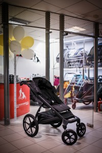 Thule Urban Glide 4-wheel Black on Black terenowy wózek dziecięcy spacerówka + wkładka z wełny merino Simple Wool